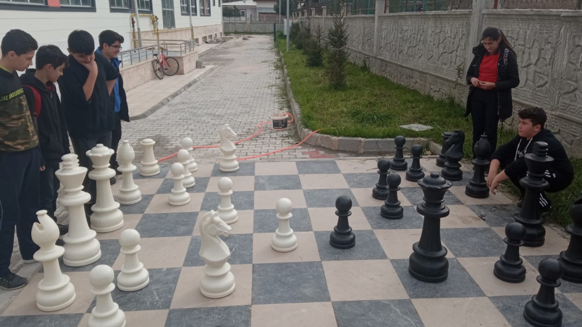 Öğrencilere satranç eğitimi verilmeye devam ediyor.